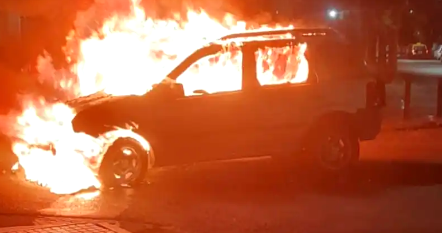 Se incendió una camioneta en la zona de Paraguay y Riobamba y quedó destruida | Rosario y la región