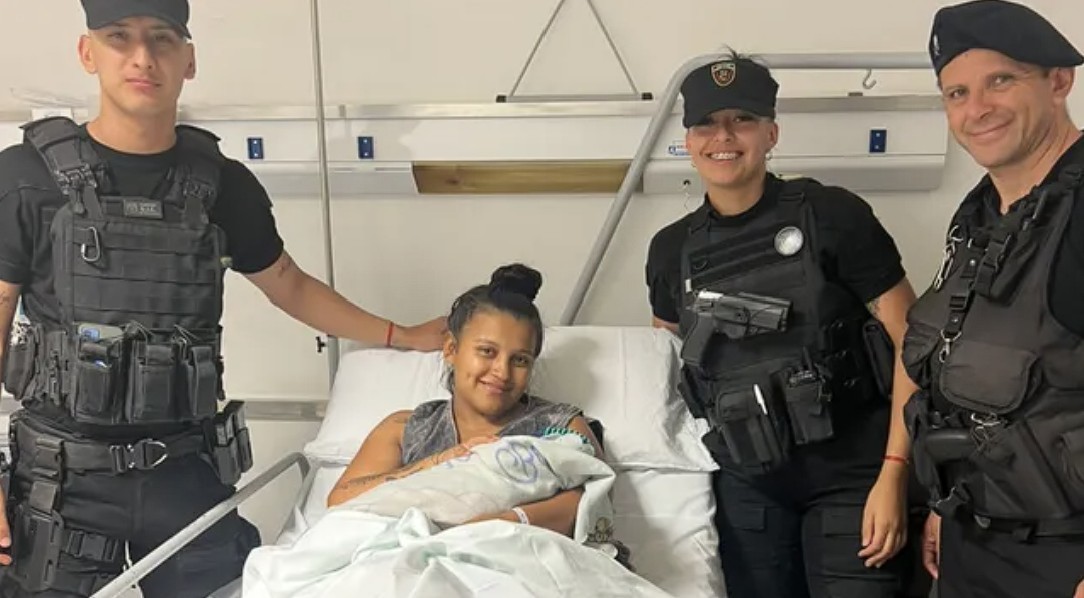 Rosario: policías asistieron un parto dentro de un patrullero en el inicio de 2026 | Rosario y la región