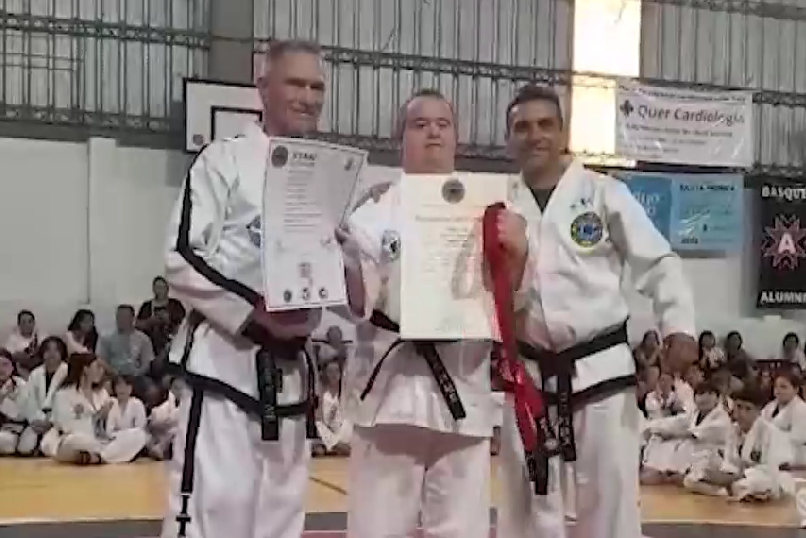 Superación personal: A los 50 años, se consagró cinturón negro en taekwondo | Rosario y la región