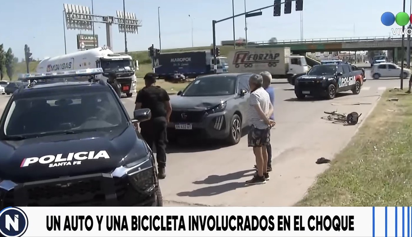 Choque entre auto y bicicleta deja una mujer herida y tránsito cortado | Rosario y la región