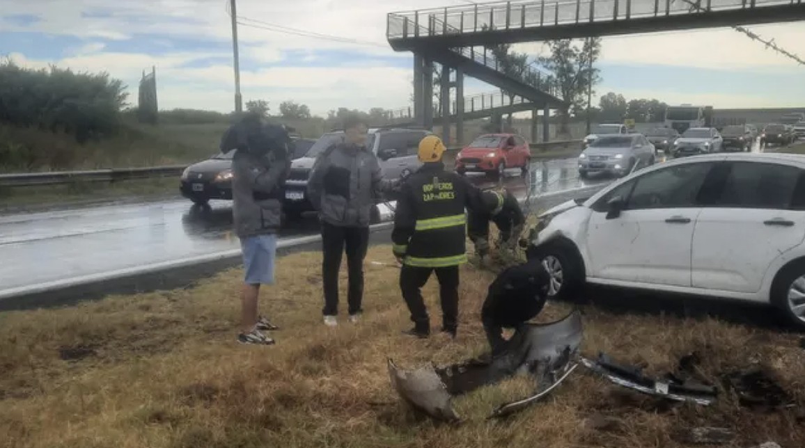 Volcó un auto en la autopista Rosario–Córdoba a la altura de Circunvalación y rescataron a una persona | Rosario y la región