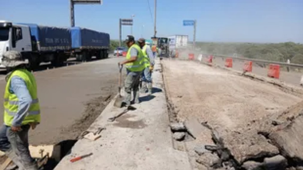 Puente Rosario-Victoria: avanzan bacheo y reconstrucción de rotonda tras un mes de gestión de la nueva concesionaria | Rosario y la región