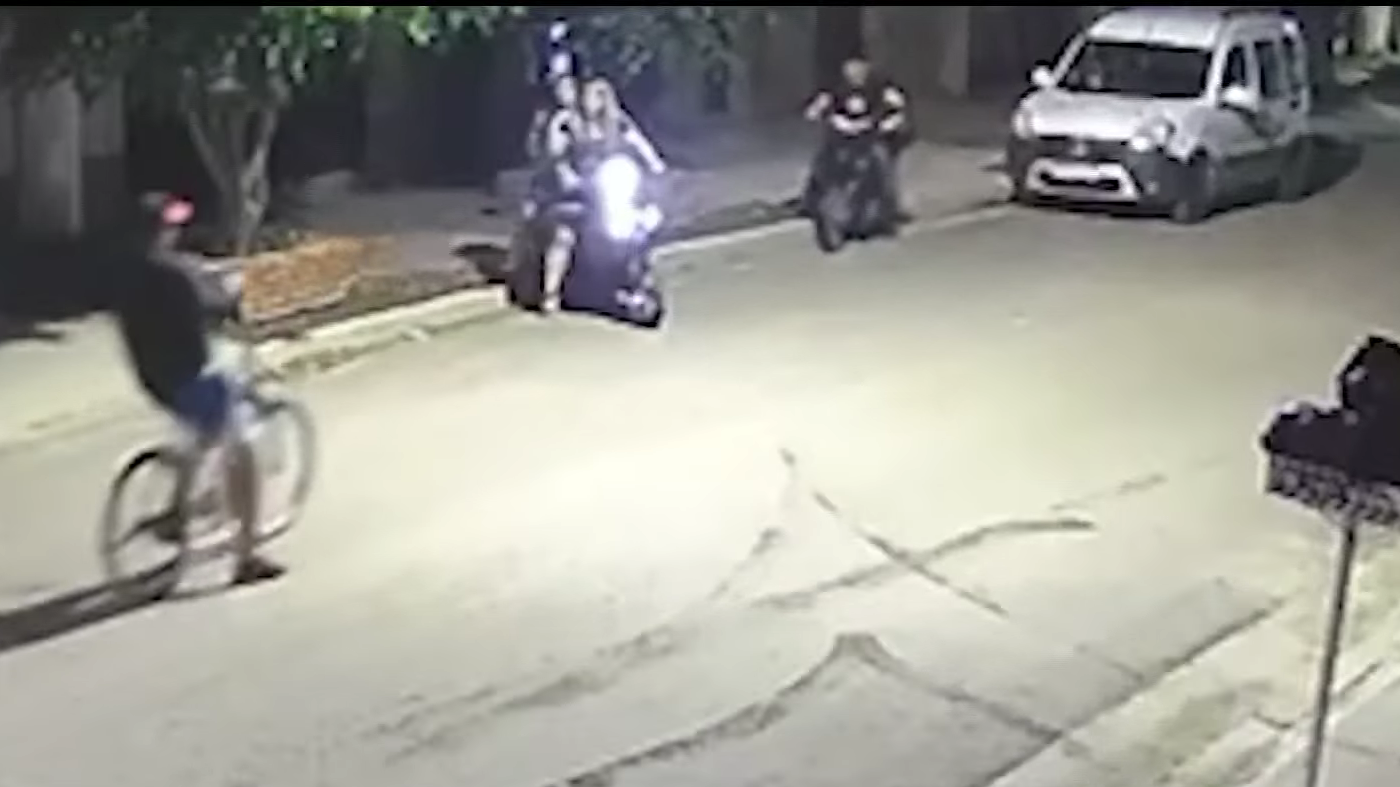 Tres delincuentes en bicicleta balearon a una joven para robarle la moto en la zona Sur de Rosario | Rosario y la región