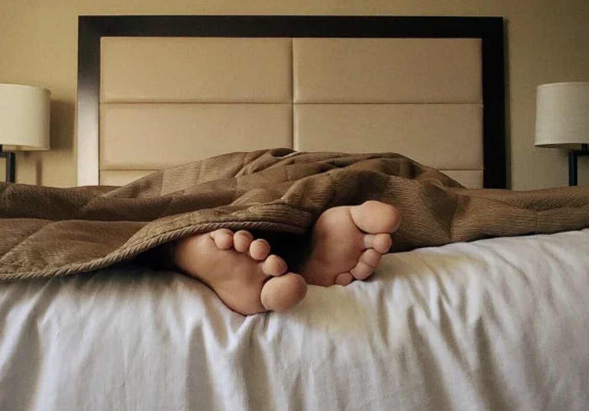 Dormir con un pie fuera de las sábanas: el secreto para un sueño más reparador | Curiosidades