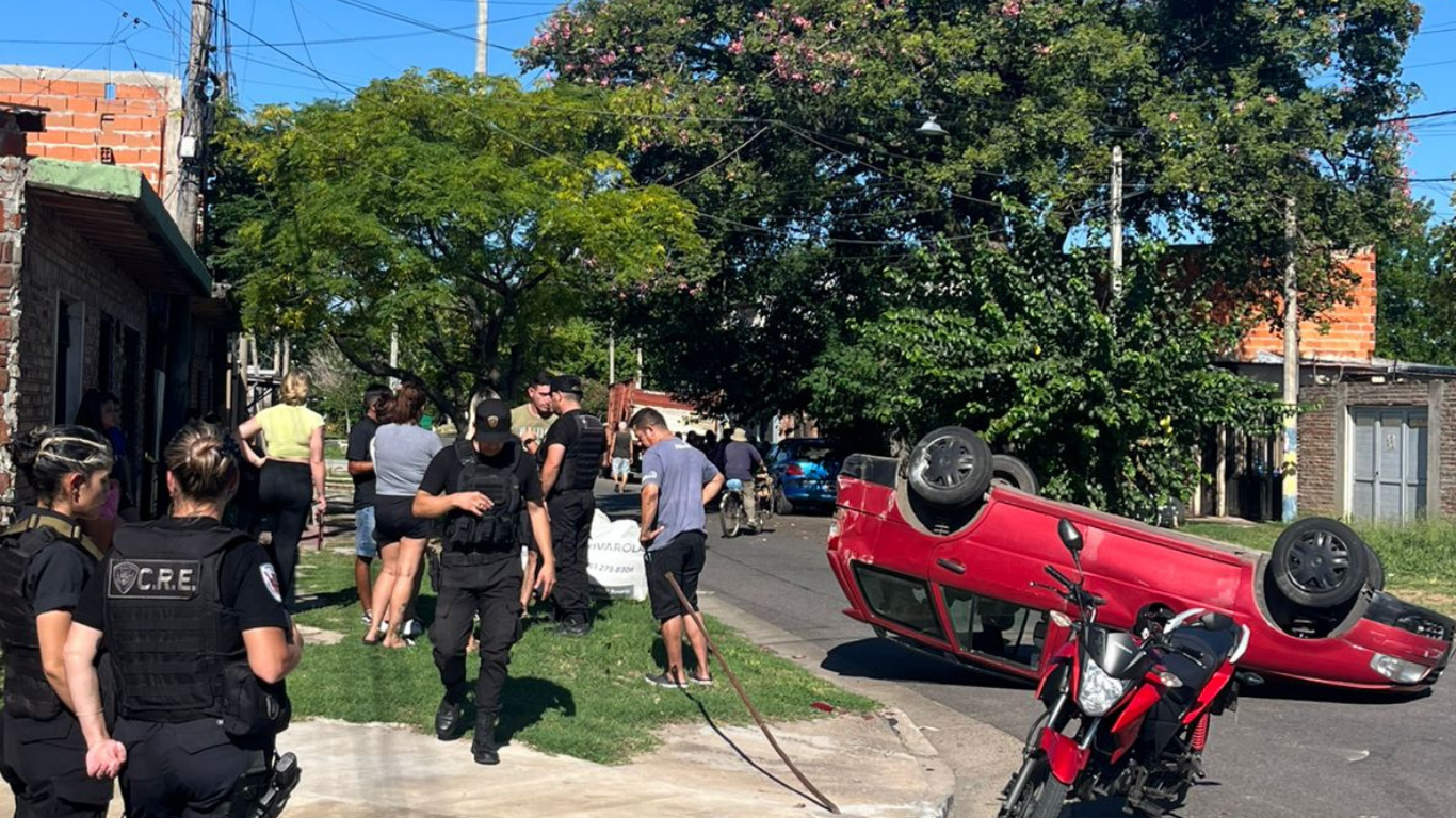 Siniestro vial en Cambell y La Paz: un vehículo volcó tras un fuerte impacto | Rosario y la región