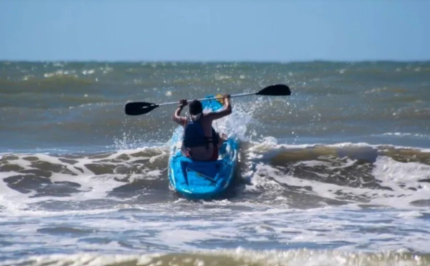 Villa Gesell: guardavidas acusado de no rescatar a un kayakista en peligro | Información General
