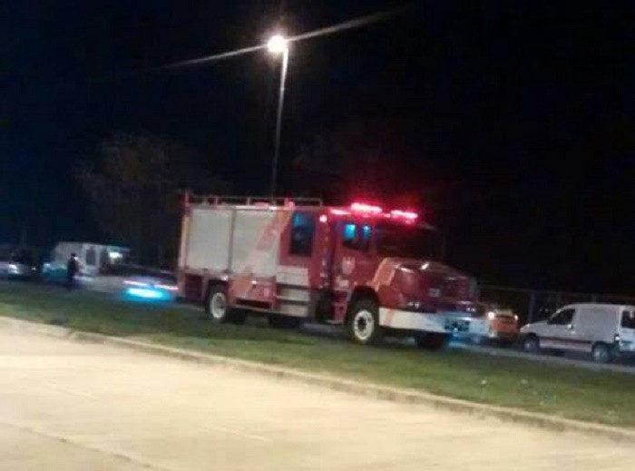 Rescataron a un pescador, atravesado por un hierro al caer por la barranca en la costanera | Información General