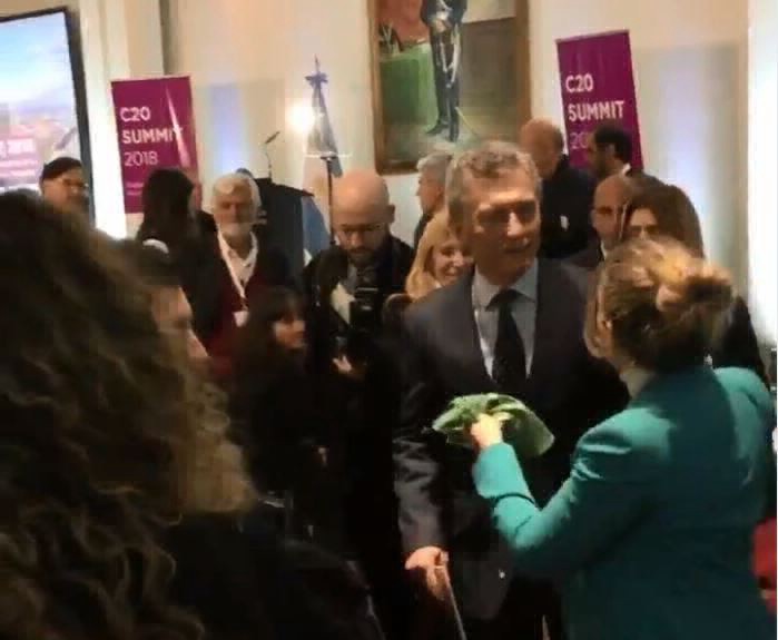 Mauricio Macri recibió el pañuelo verde de la Campaña por el Derecho al Aborto Legal | Información General