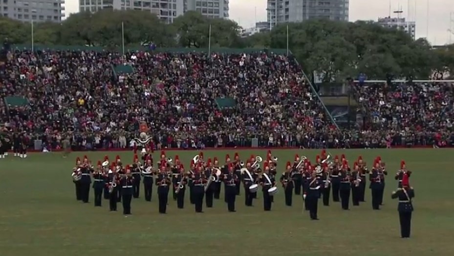 Con el desfile de bandas militares, finalizaron los festejos por el Bicentenario | Información General