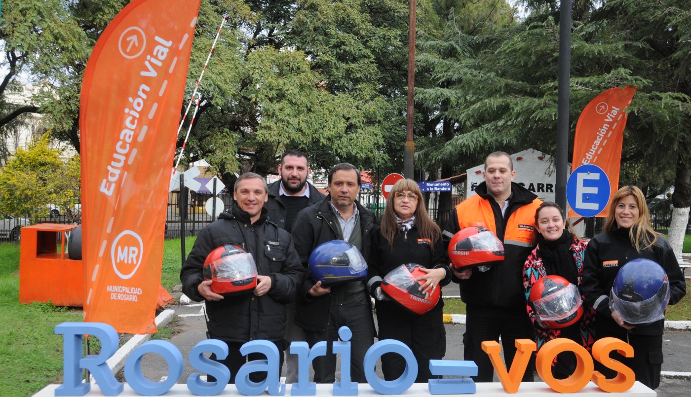 Se entregaron cascos en el marco del Mes de la Conciencia Vial | Información General