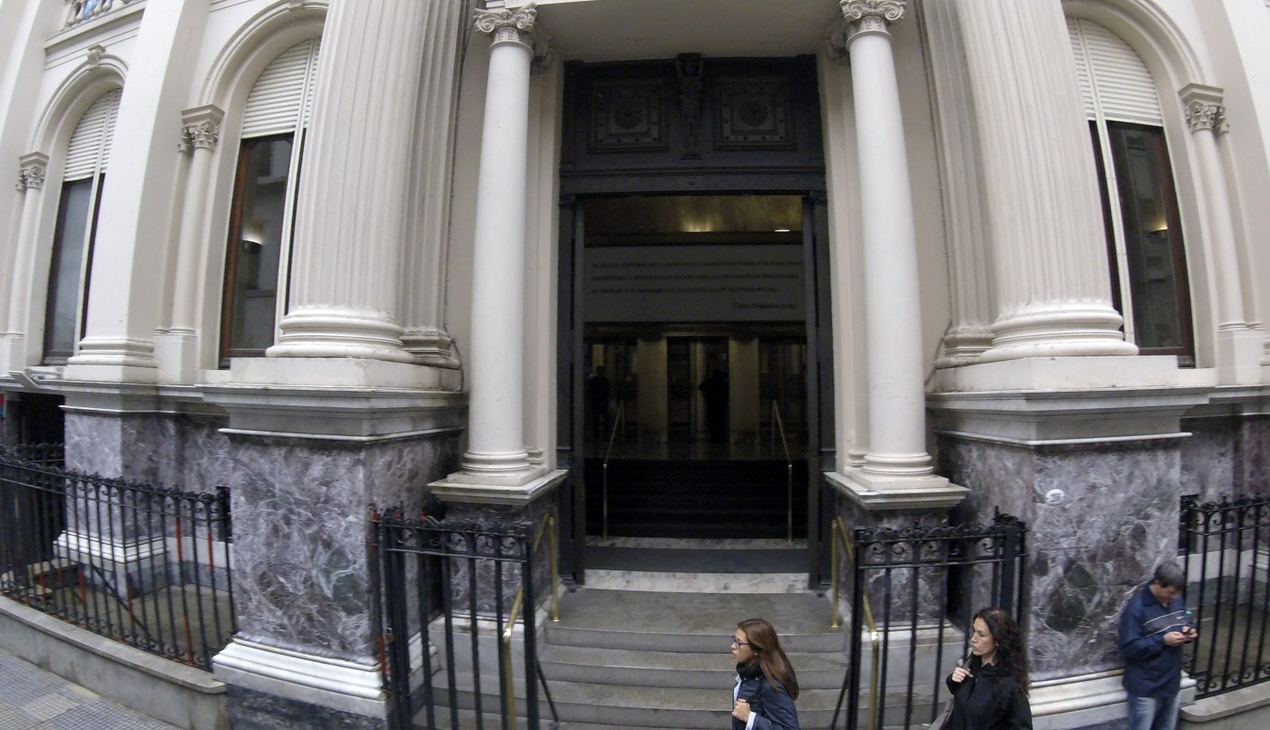 En un intento por frenar la escalada del dólar, el Banco Central fija tasa de política monetaria en 60% | Información General