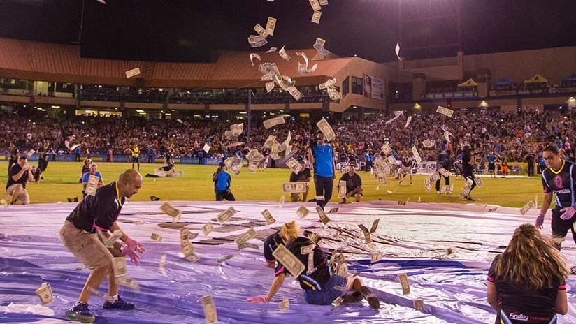 Lluvia de dólares: un club de fútbol arrojó billetes sobre sus hinchas desde un helicóptero | Tecnología