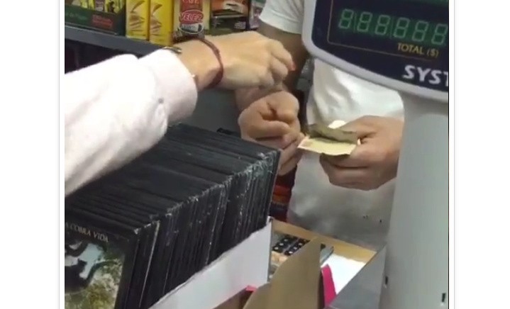 La "venganza" de los clientes: fue al kiosco y pagó un resto con caramelos | Información General