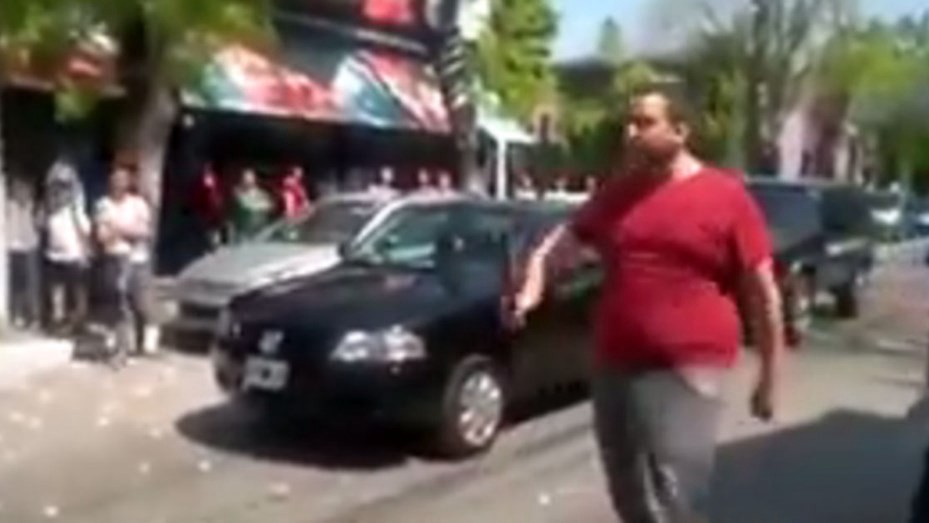 Un hombre atacó con un palo a estudiantes que festejaban su viaje de egresados | Información General