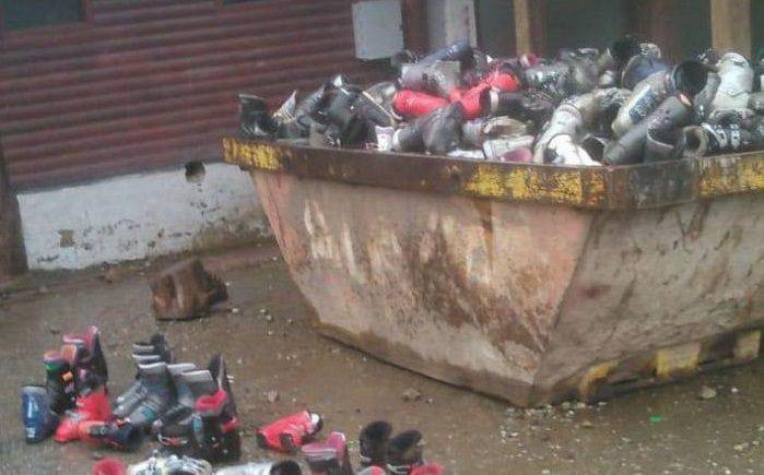 Un comerciante de Bariloche tiró botas de esquí a la basura y las rompió para que nadie las use | Tecnología