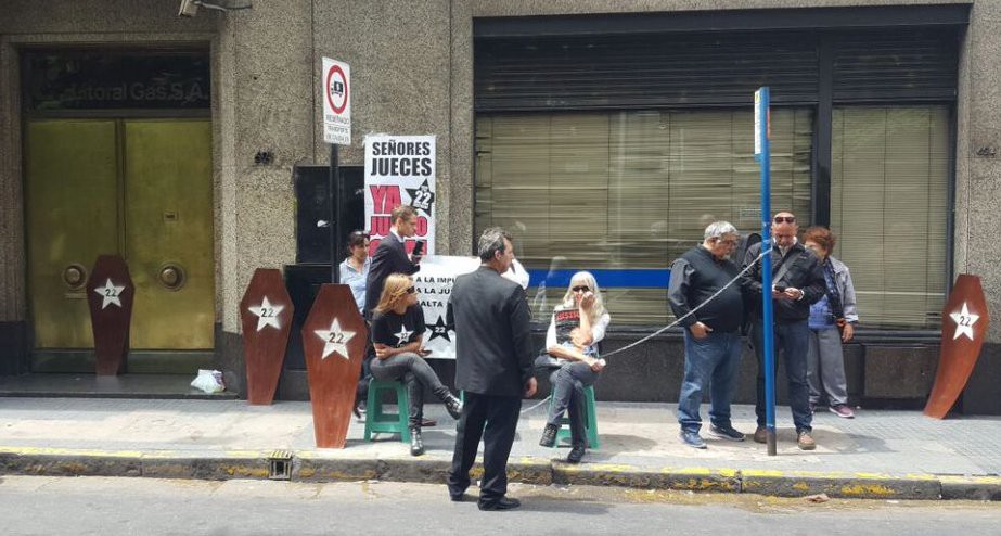 Familiares de víctimas de Salta 2141 se encadenaron frente a Litoral Gas reclamando el comienzo del juicio | Información General