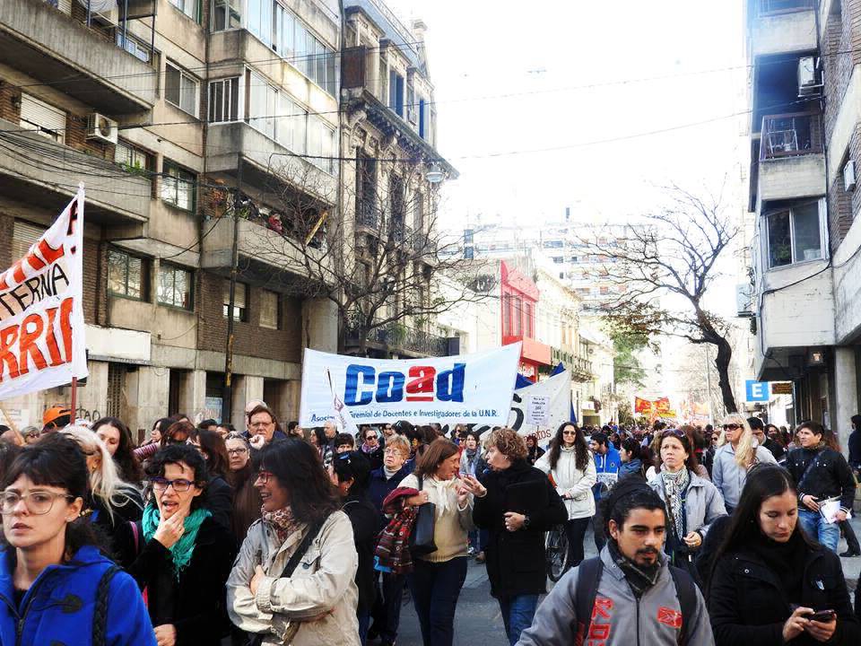 Docentes de la Universidad de Rosario resolvieron realizar este viernes un paro de actividades por 24 horas | Información General