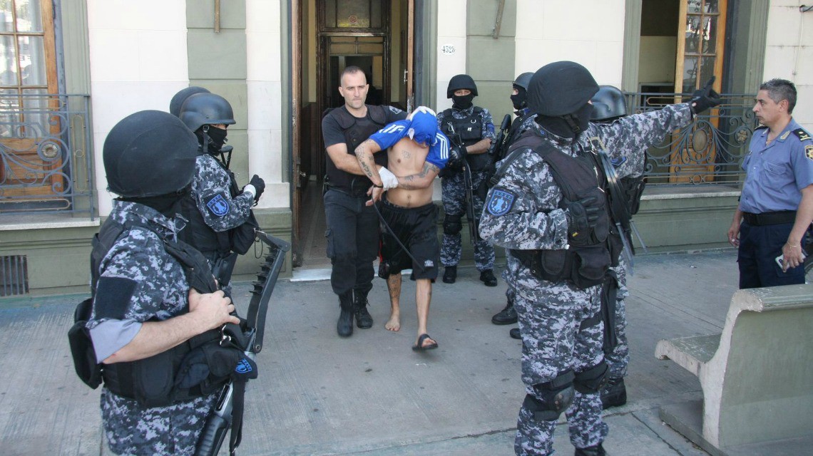 Trasladaron a 150 reclusos detenidos en comisarías hacia la penitenciaría de Las Flores | Información General