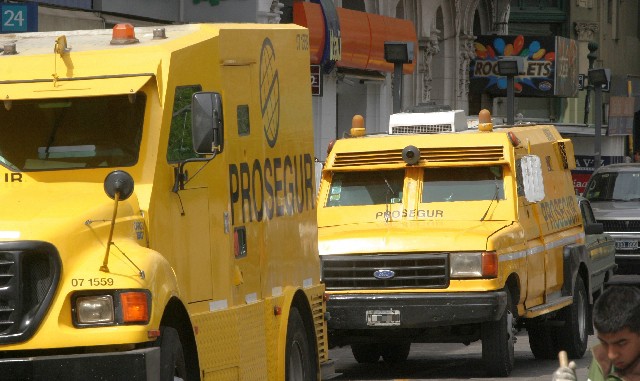 Los transportes de caudales extienden el paro hasta las 18 | Información General