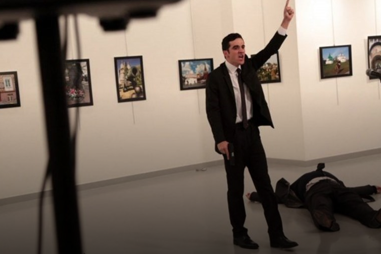 Asesinan al embajador de Rusia en Turquía mientras visitaba una muestra de arte | Información General