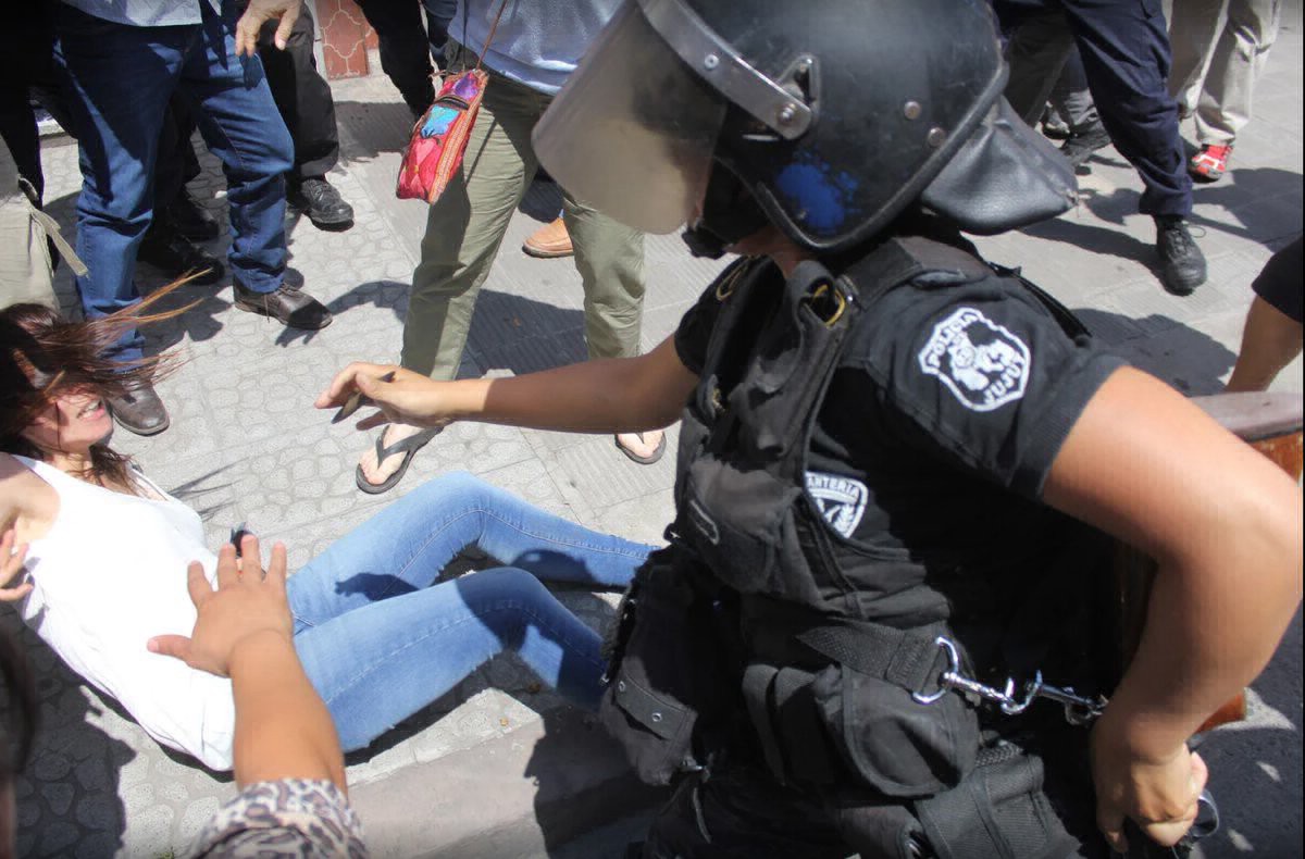 Incidentes en Jujuy entre la policía y manifestantes en la puerta del Tribunal donde se juzga a Milagro Sala | Información General