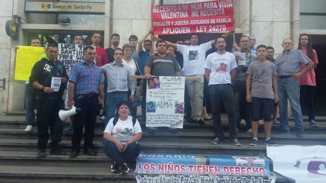 En vísperas del festejo de fin de año, padres impedidos de ver a sus hijos protestan en Tribunales | Información General