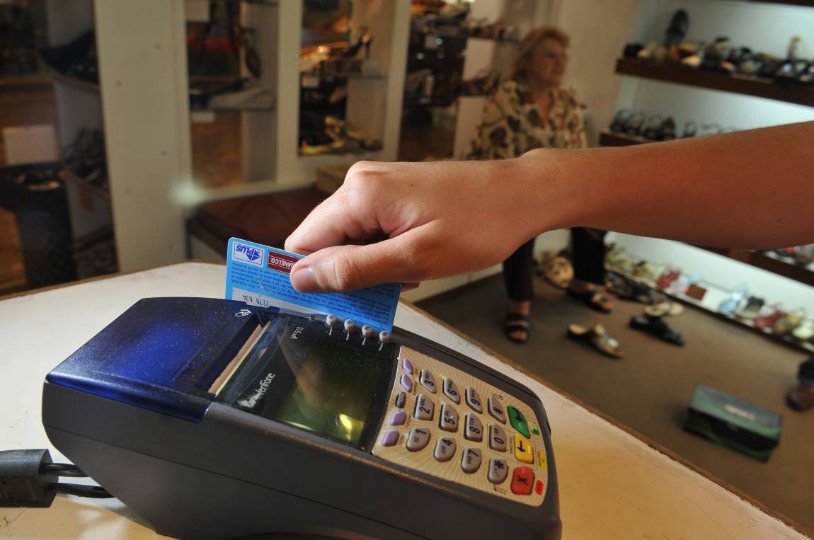 El Gobierno dejó sin efecto la devolución del IVA para compras con tarjetas de débito | Información General