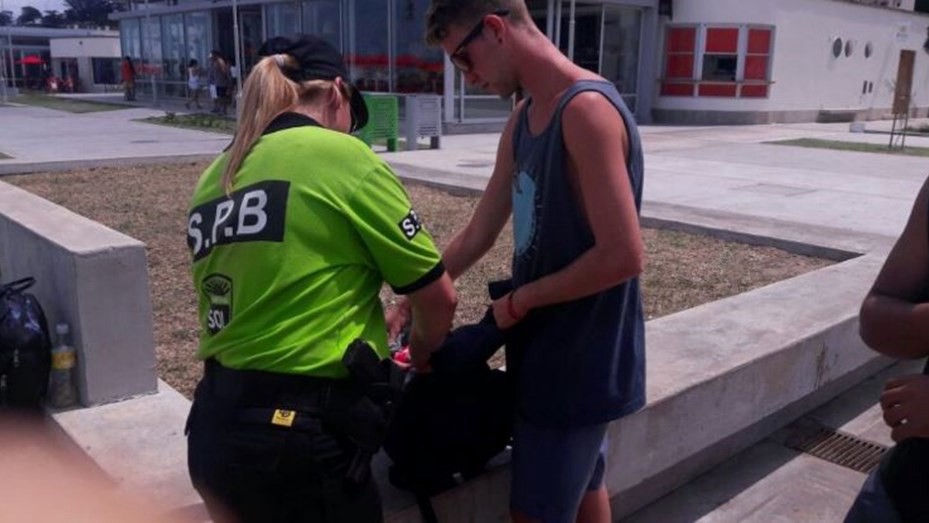 Policías revisan bolsos y pertenencias de turistas para impedir el alcohol en las playas de Mar del Plata | Información General