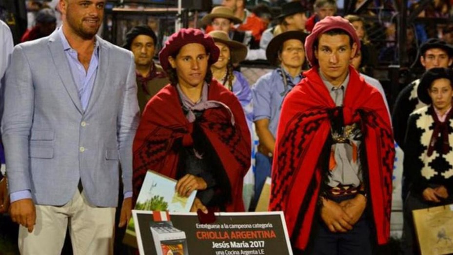 Polémica en Jesús María por el premio que le dieron a la ganadora de la jineteada de mujeres | Información General