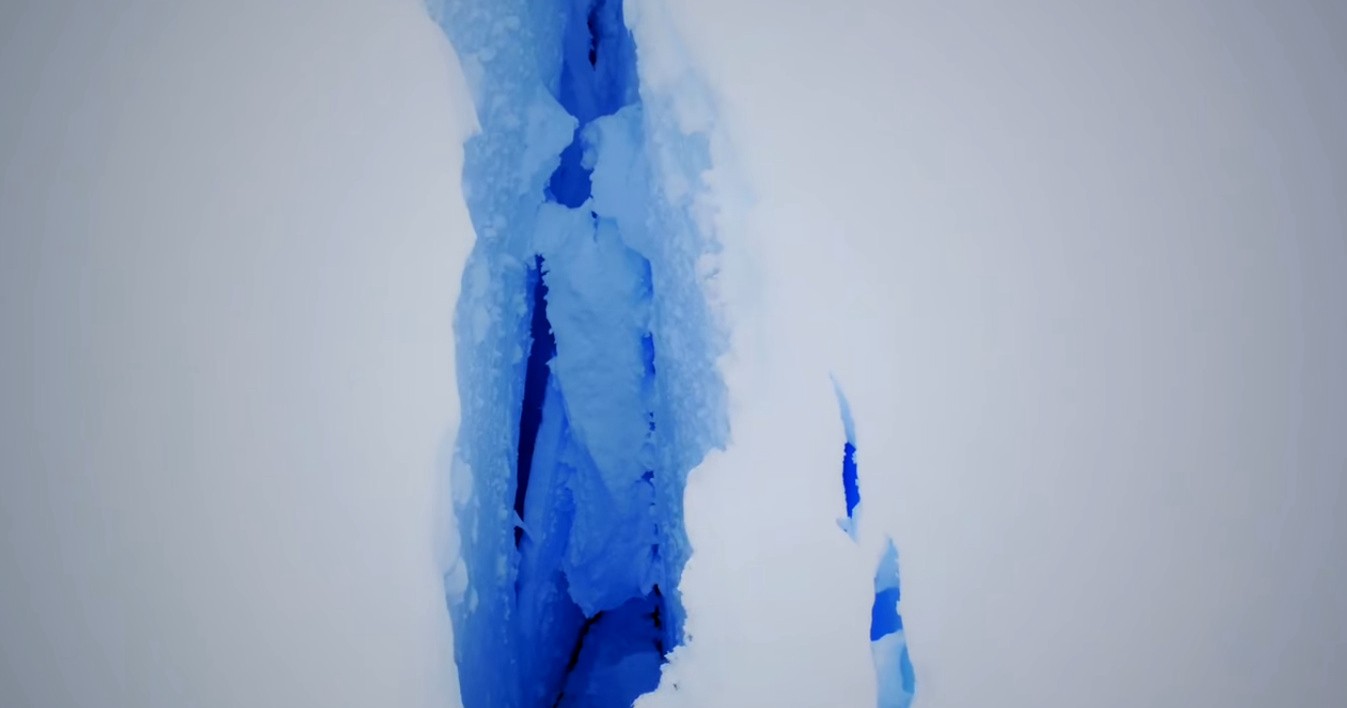 Una gigantesca grieta en el hielo de la Antártida obliga a desalojar una base científica británica | Información General