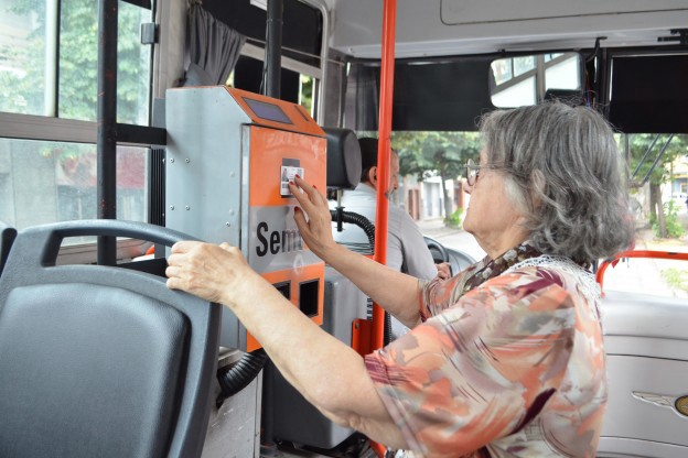 Adultos mayores podrán canjear su pase de colectivos por tarjetas MOVI | Información General