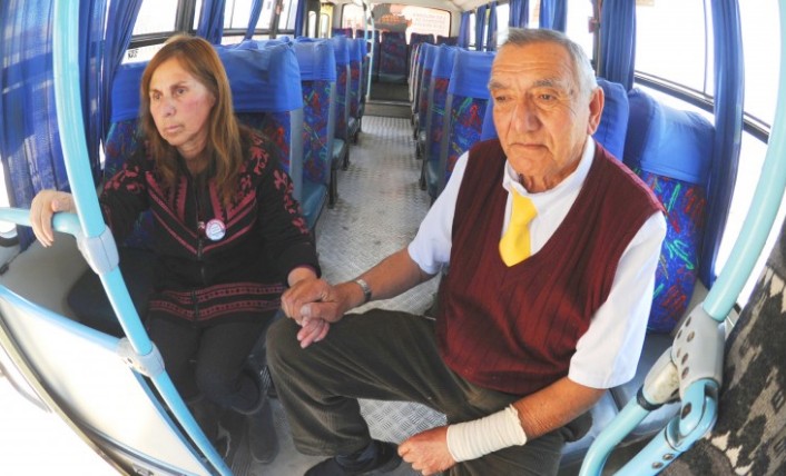 El colectivero que maneja junto a su esposa con Alzheimer porque no tiene con quién dejarla | Tecnología