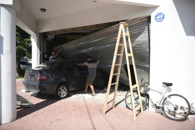Tras chocar, un automovilista terminó incrustado con su vehículo en el frente de un salón de fiestas infantiles | Información General