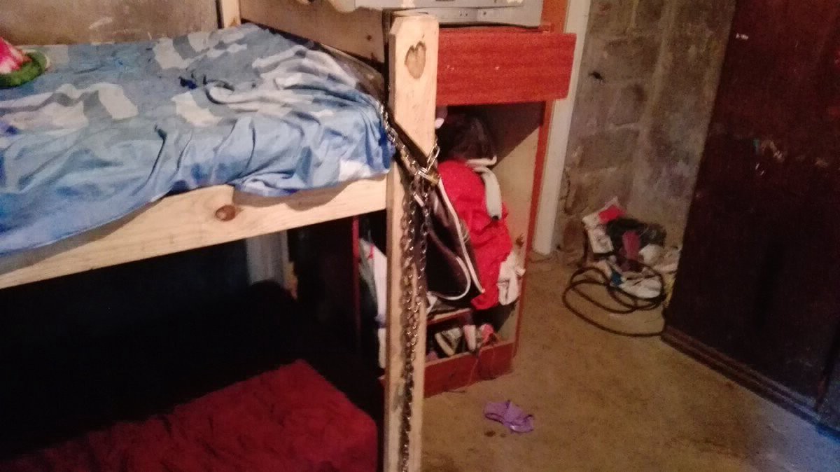 Zona Oeste: Detienen a una mujer que mantenía a su hija encadenada a una cama | Información General
