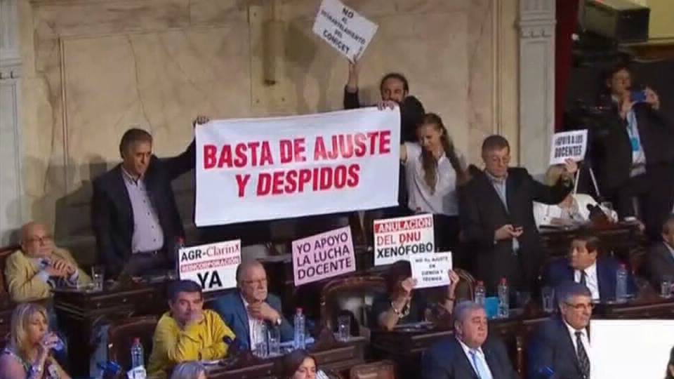 Con carteles y consignas, los diputados opositores ganaron protagonismo en el recinto | Información General