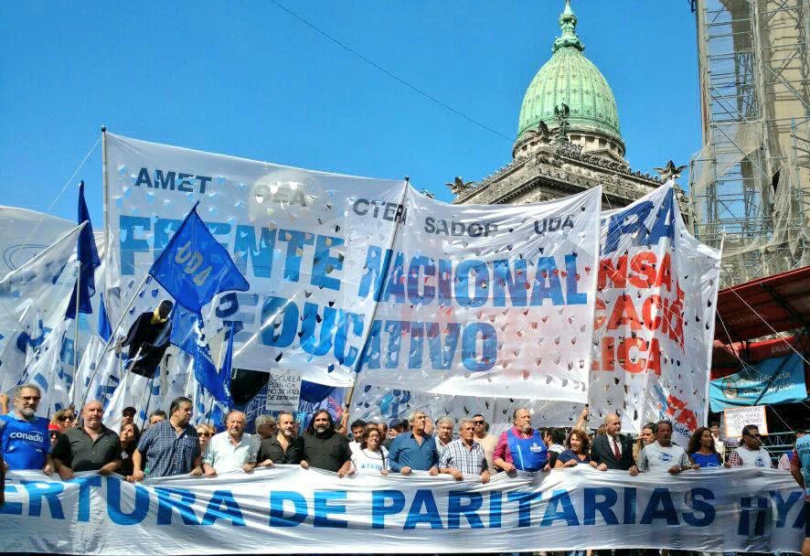 Paro docente: multitudinaria movilización en reclamo de una paritaria nacional | Información General