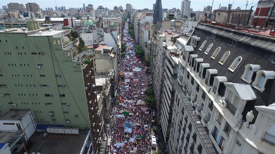 Docentes marcharon en reclamo de la paritaria nacional: "No nos arrodillamos y no les tenemos miedo" | Información General