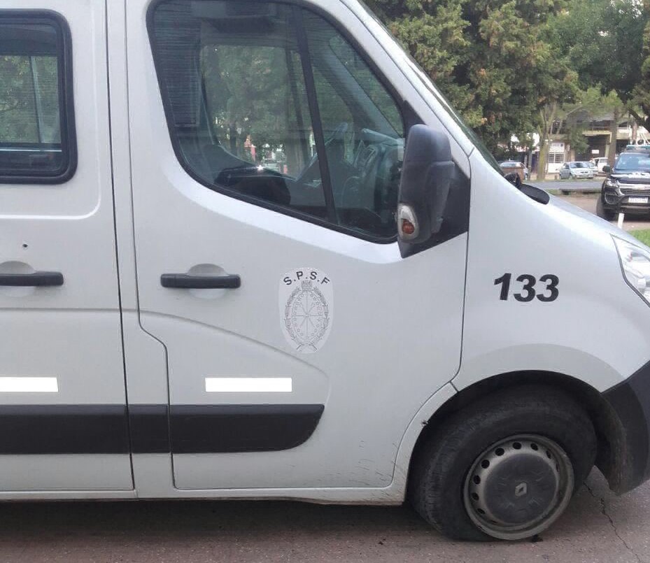 Atacaron a balazos al vehículo que trasladaba a Coronda a los acusados del crimen del "Pájaro" Cantero | Información General