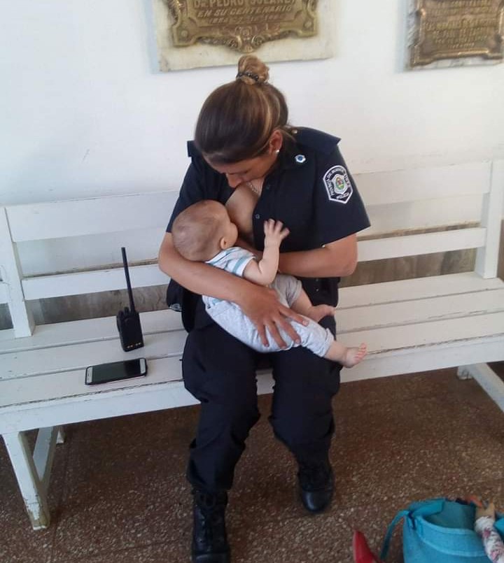 Mujer policía amamantó a un bebé cuyos padres sufrieron un accidente vial | Información General