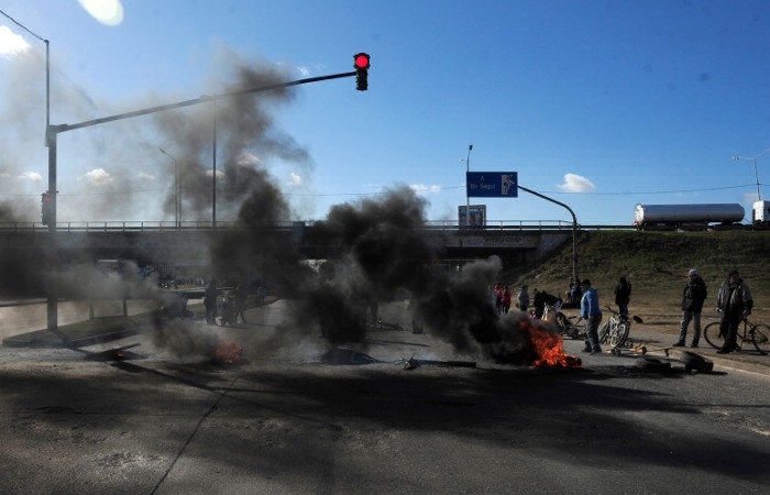Organizaciones sociales anunciaron cuatro cortes de calles para mañana en el marco del paro general de la CGT | Información General