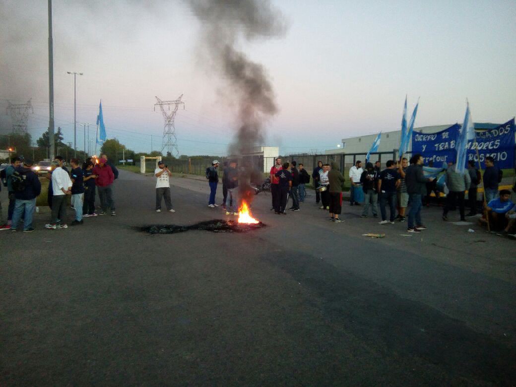 En el marco del paro general, Empleados de Comercio protesta frente a dos grandes supermercados en zona norte | Información General
