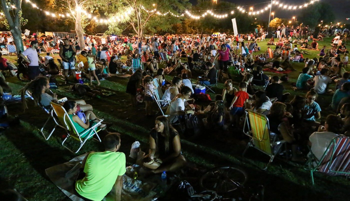 Llega el picnic nocturno al parque de las Colectividades | Información General
