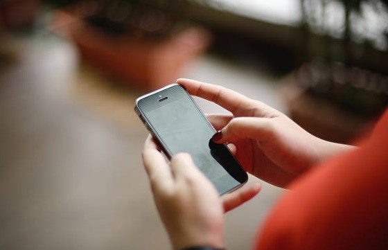 Buscan prohibir que jefes envíen mails o mensajes por WhatsApp fuera del horario laboral | Internacionales