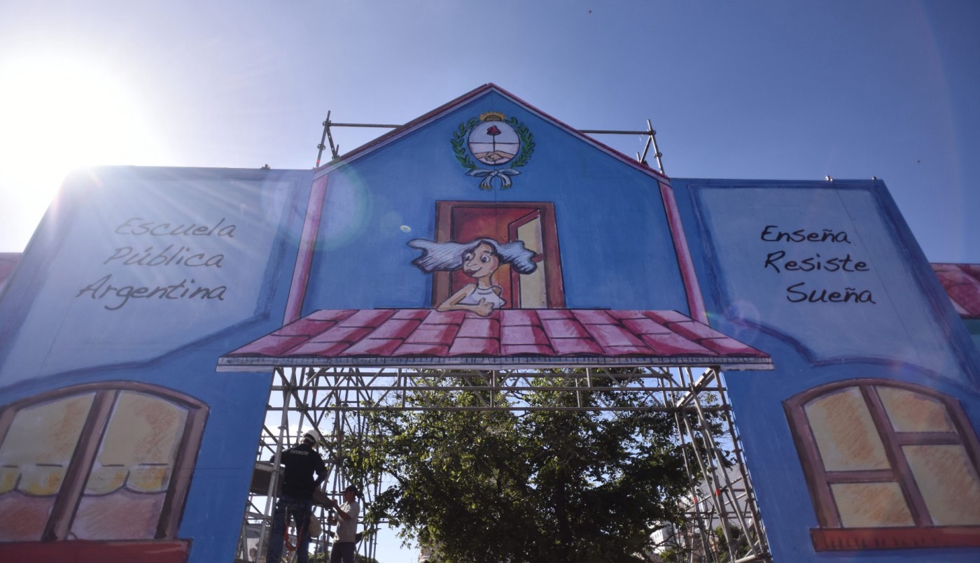 Reclamo docente: la "Escuela Itinerante" ya está instalada en Rosario | Información General