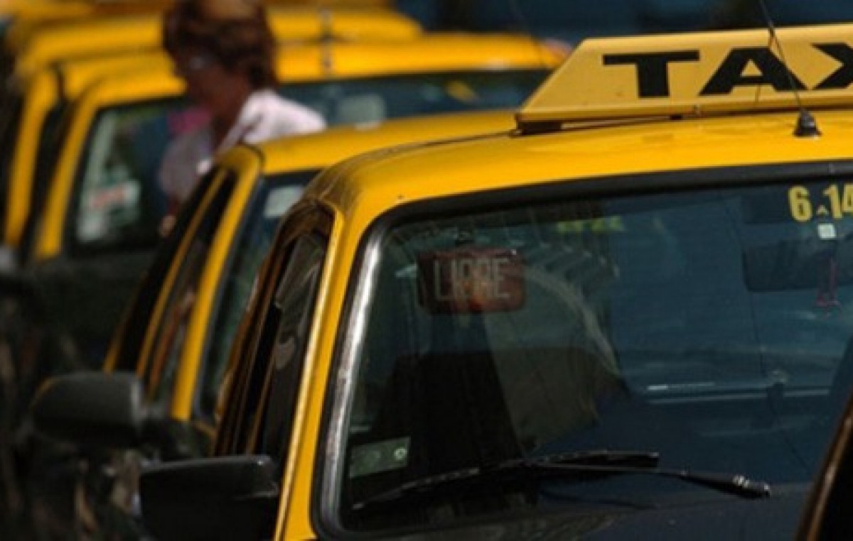 Asaltaron a un taxista, le robaron el coche y en la huida impactaron contra un patrullero | Información General