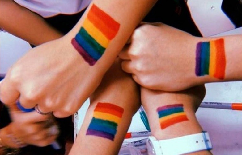 "Lo querían invisibilizar": denuncia contra colegio católico por discriminar a alumno gay | Información General