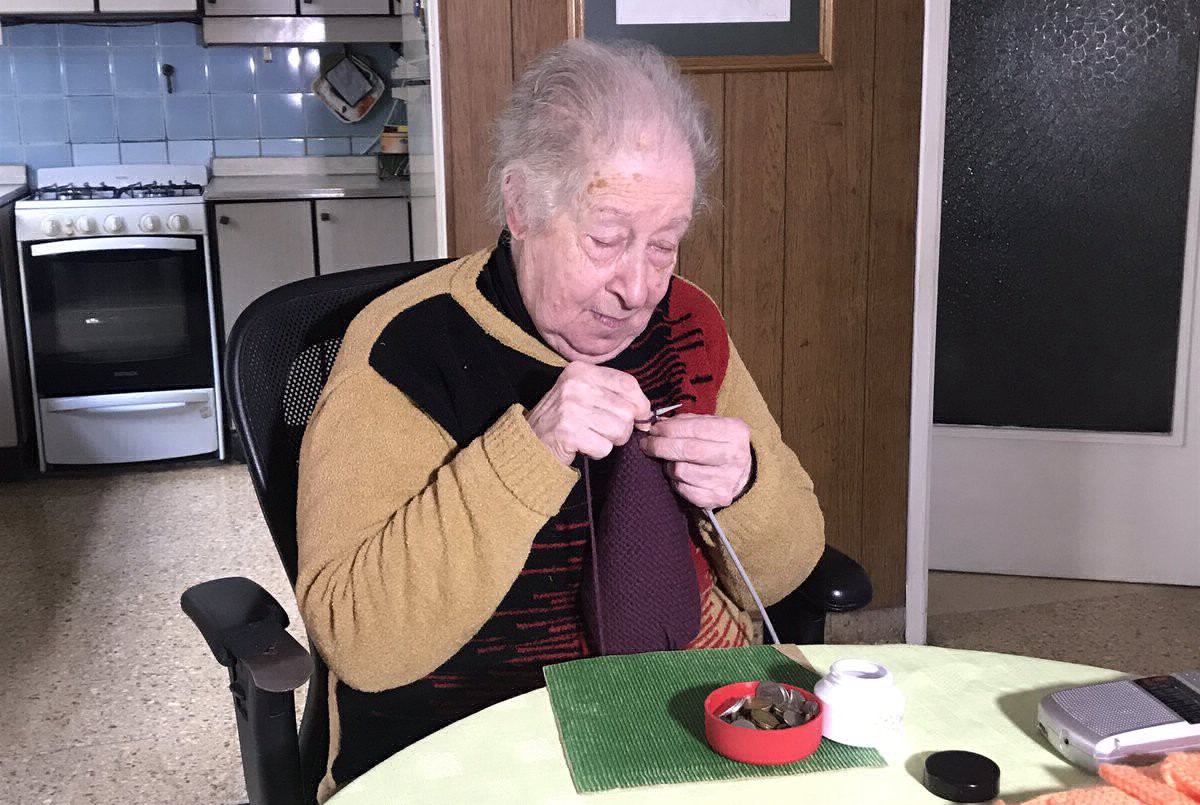 Ver con el corazón: "Zule" perdió la vista hace 17 años y hoy teje mantas para ayudar | Información General
