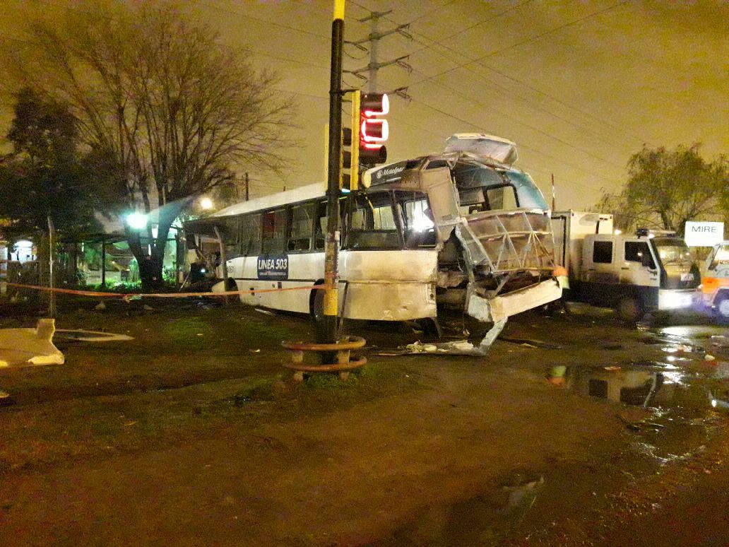 Merlo: dos muertos y más de diez heridos en el choque de un colectivo y un tren | Información General