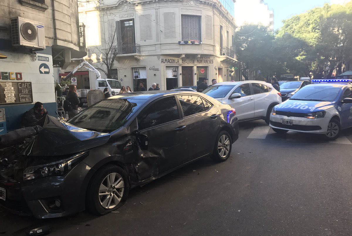 Delincuentes robaron un auto, forcejearon con el dueño, chocaron y huyeron a pie en pleno centro | Información General