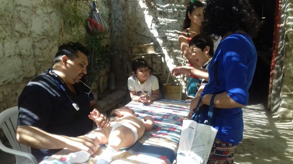 La historia del pediatra sanjuanino que atiende gratis abajo de un árbol | Información General